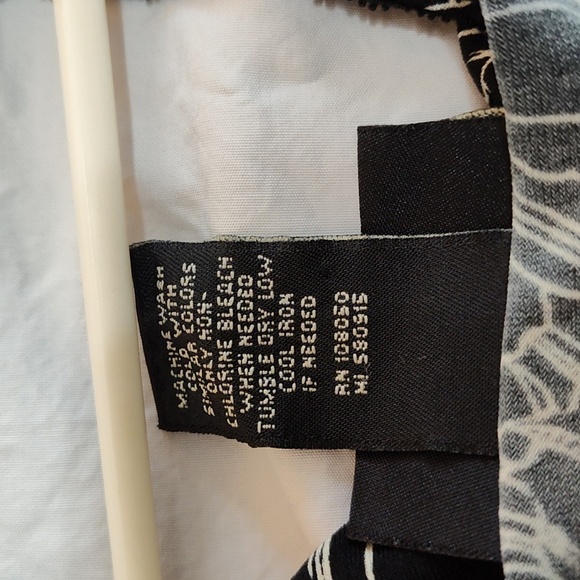 Lane Bryant Long Sleeve Nlack & White Floral V Neck Blouse Sz 18-20 Whimsygoth - Picture 6 of 11